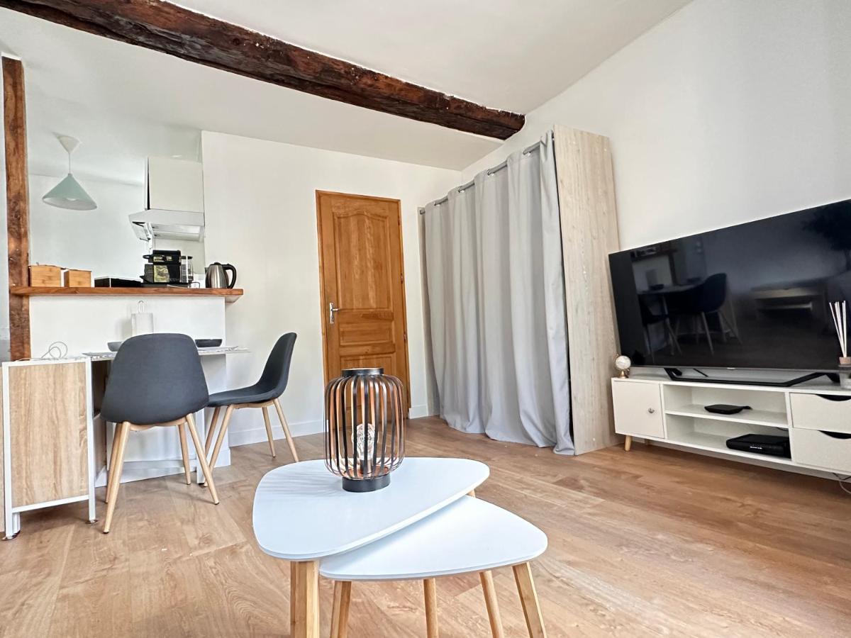 Home Up Pontoise Esterno foto
