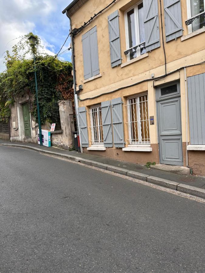 Home Up Pontoise Esterno foto